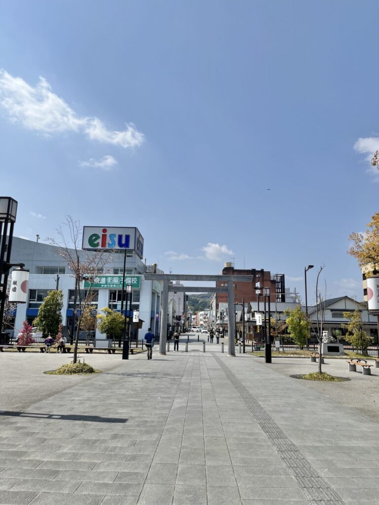 伊勢市駅　鳥居