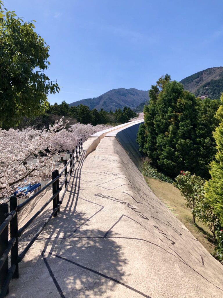 楕円形のフィールド　養老天命反転地